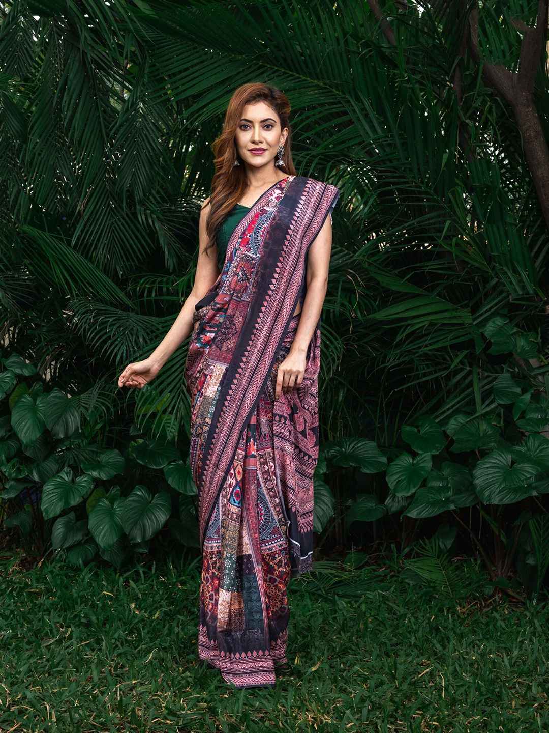 

BEATITUDE Women Black & Pink Kalamkari Silk Blend Saree