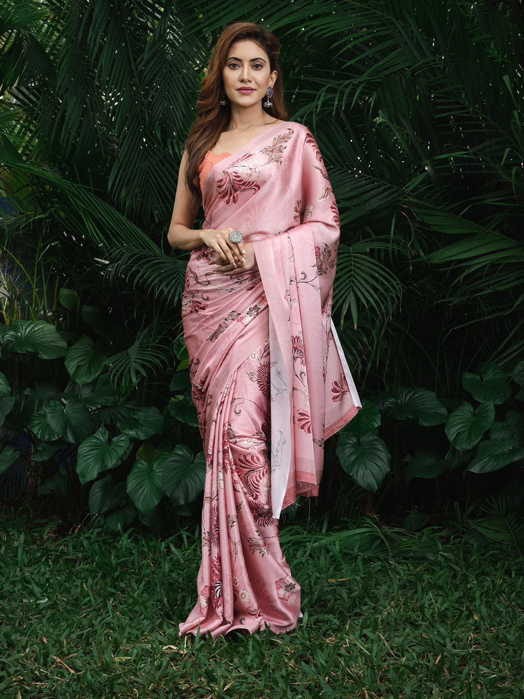 

BEATITUDE Women Pink & Off White Floral Satin Saree