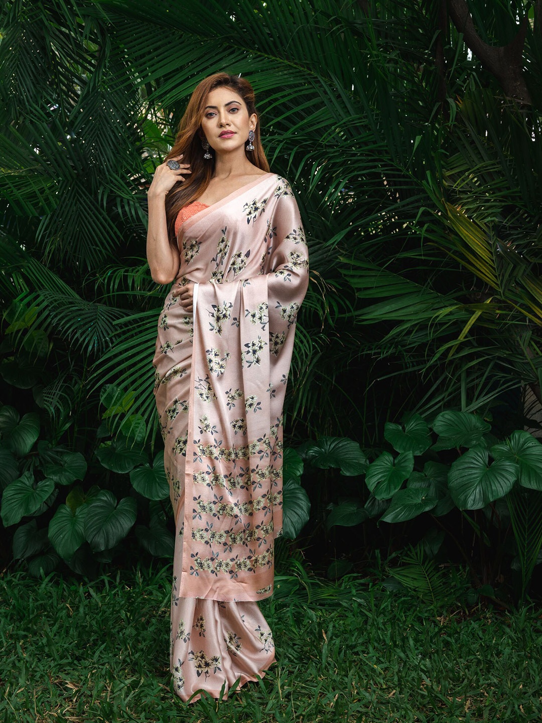 

BEATITUDE Women Pink & Blue Floral Satin Saree