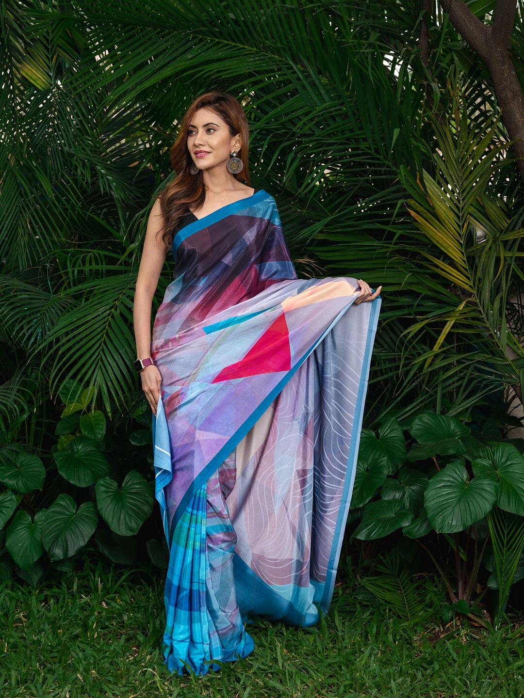 

BEATITUDE Women Blue & Pink Printed Satin Saree