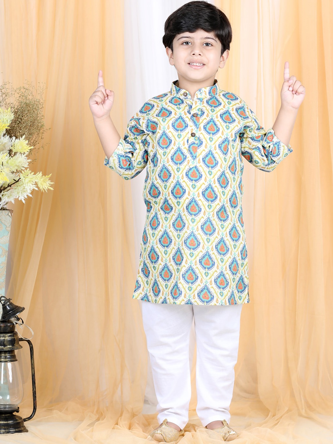 

LIL PITAARA Boys Blue & White Printed Pure Cotton Kurta with Churidar