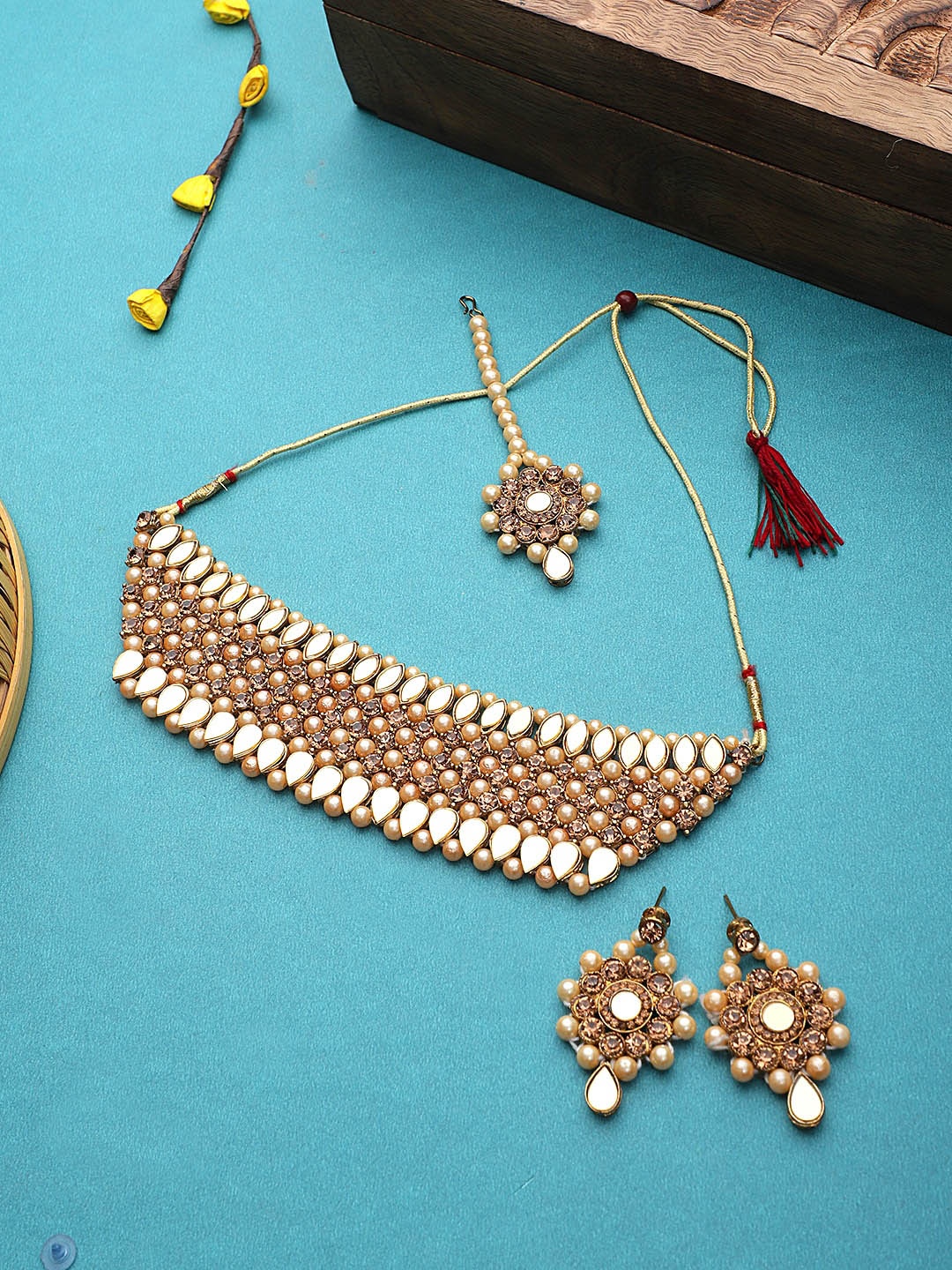 

STEORRA JEWELS Gold-Plated White Kundan-Studded & Pearl Beaded Jewellery Set