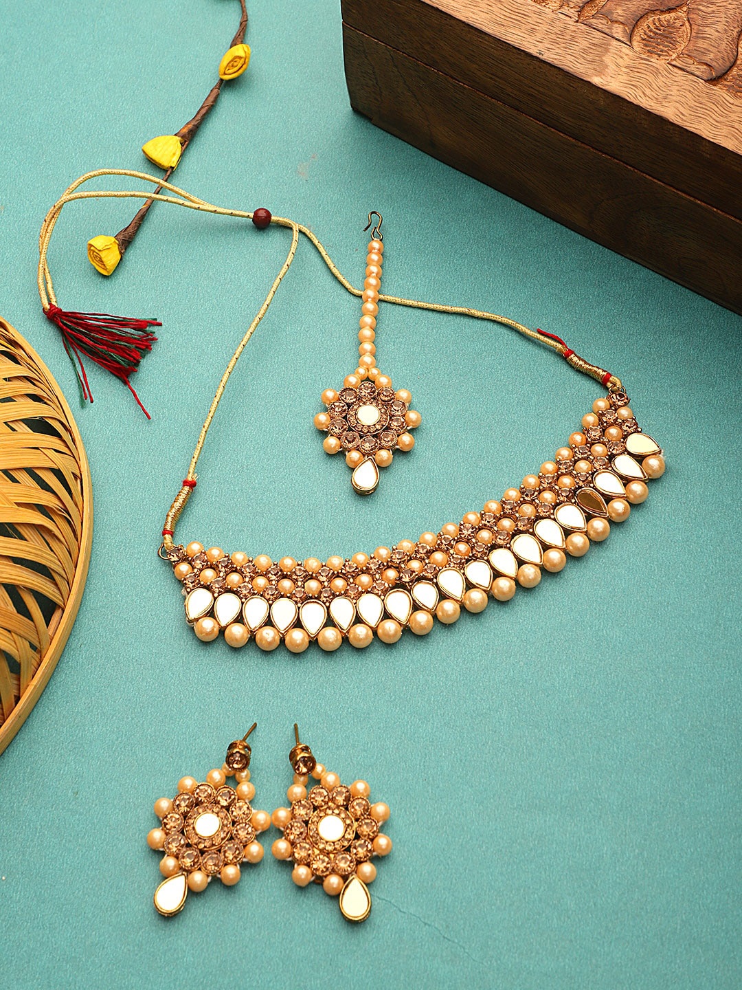 

STEORRA JEWELS Gold-Plated Beige & Off-White Kundan-Studded & Pearl Beaded Jewellery Set