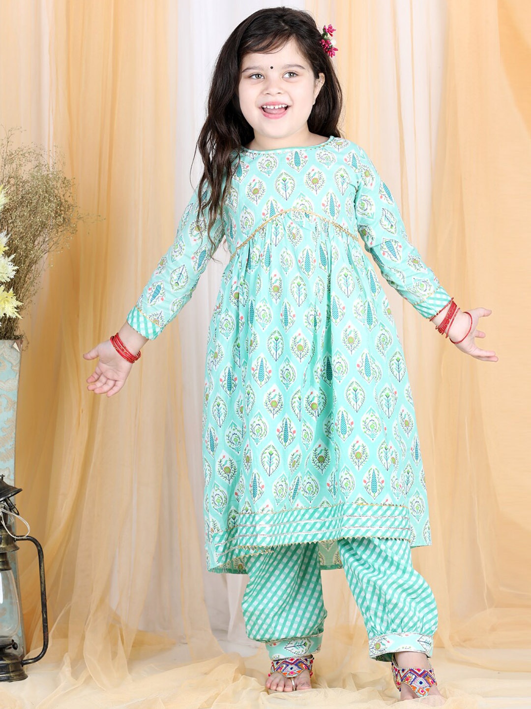 

LIL PITAARA Girls Green Floral Printed Gotta Patti Pure Cotton Kurta with Palazzos & With Dupatta