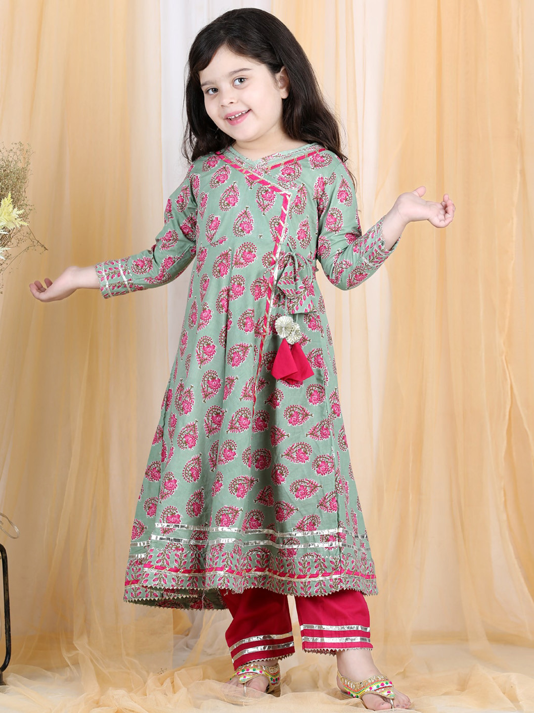

LIL PITAARA Girls Green Floral Printed Angrakha Pure Cotton Kurti with Trousers
