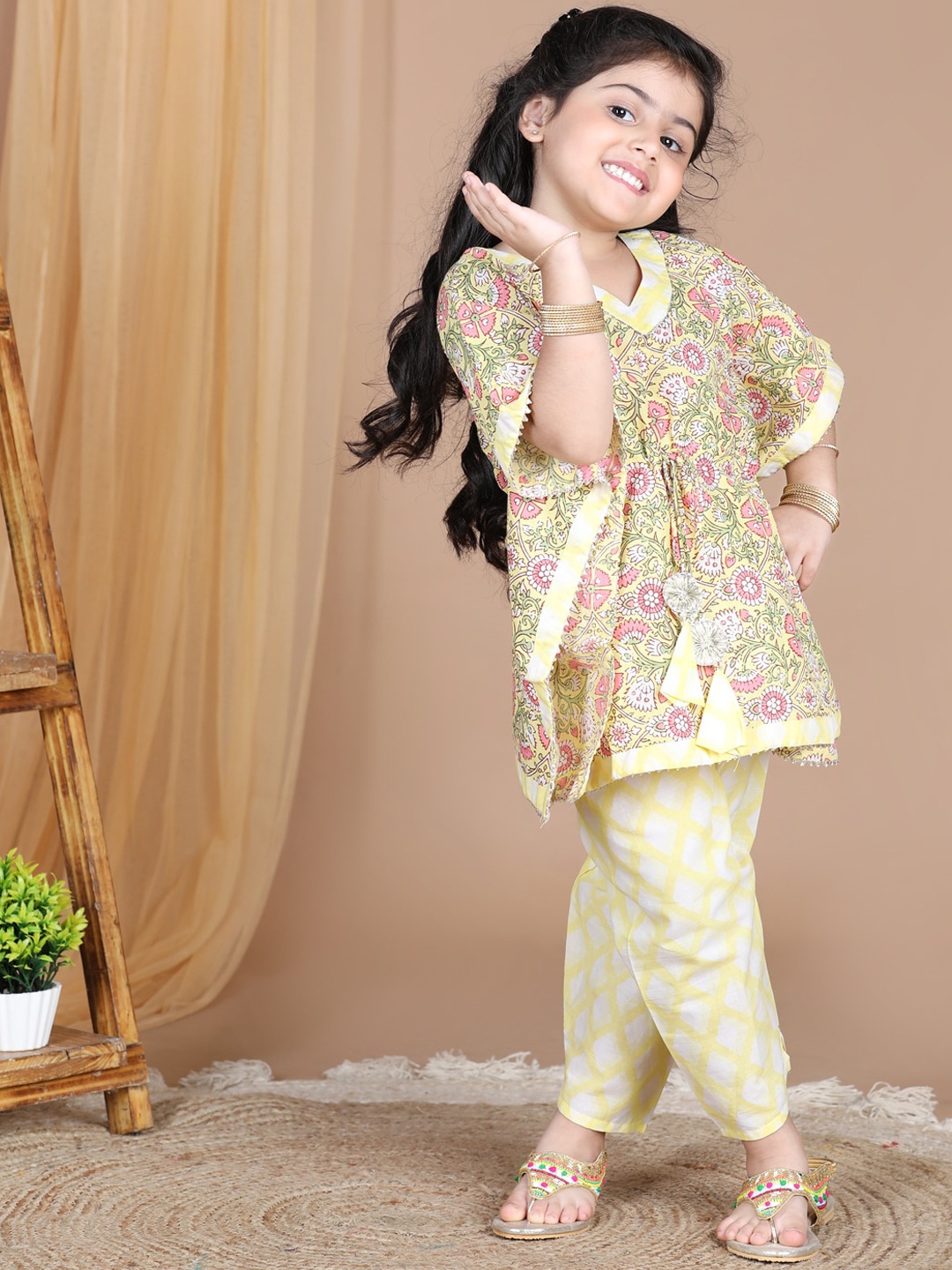 

LIL PITAARA Girls Yellow Printed Gotta Patti Pure Cotton Kurta with Trousers