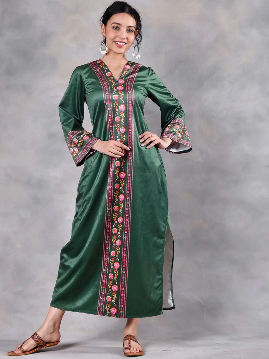 

Rustorange Women Green Side Slit Flared Sleeves Velvet Kurta
