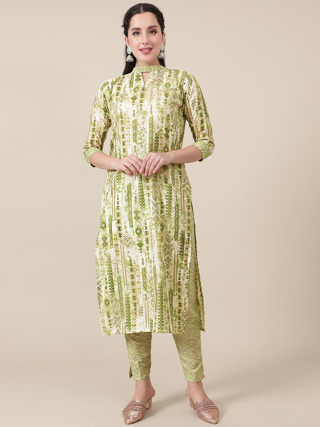 

MOKOSH Women Green Floral Printed Empire Kurti with Trousers