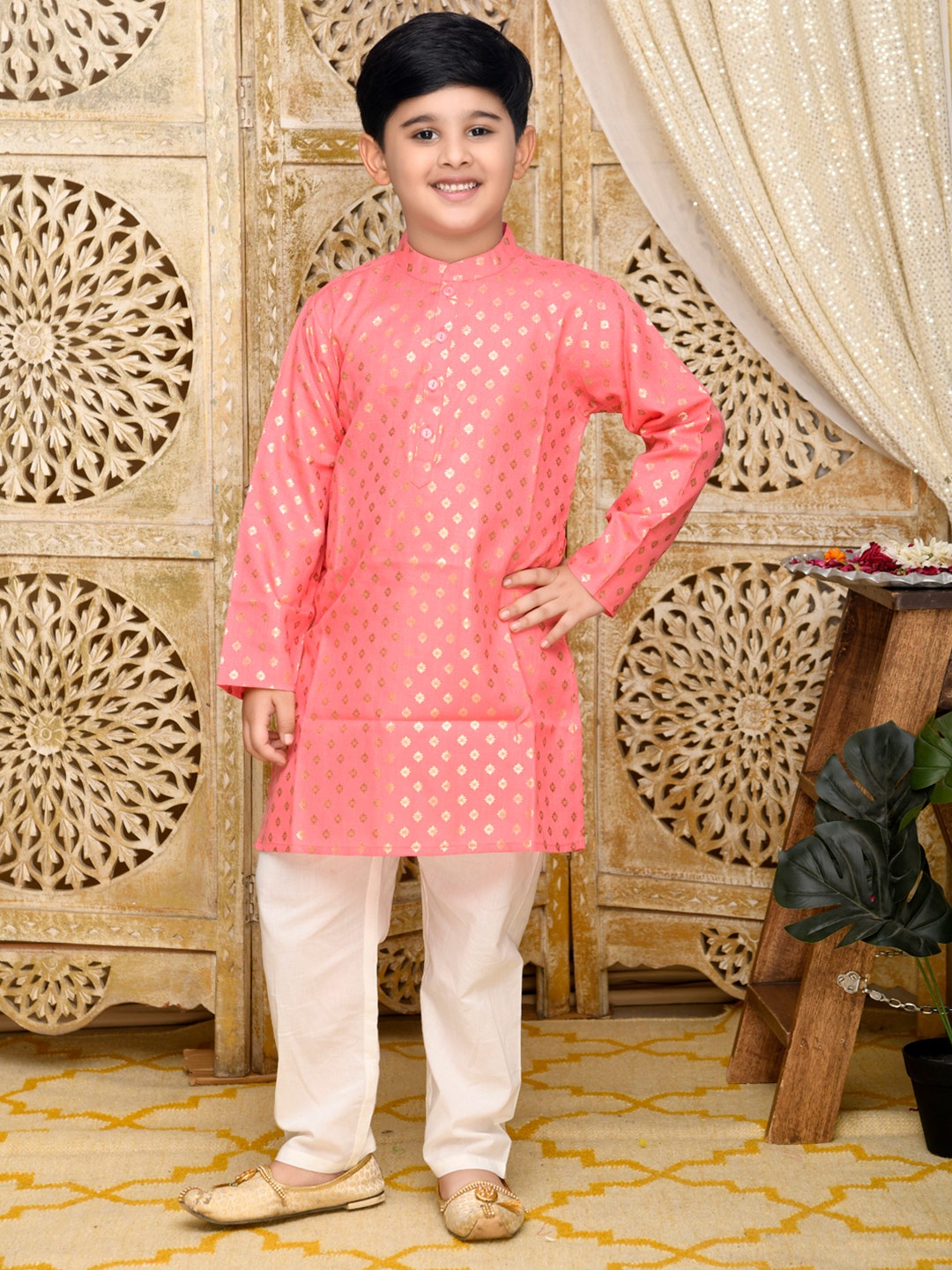 

SAKA DESIGNS Boys Peach & Whit Ethnic Motifs Printed Kurta with Pyjama