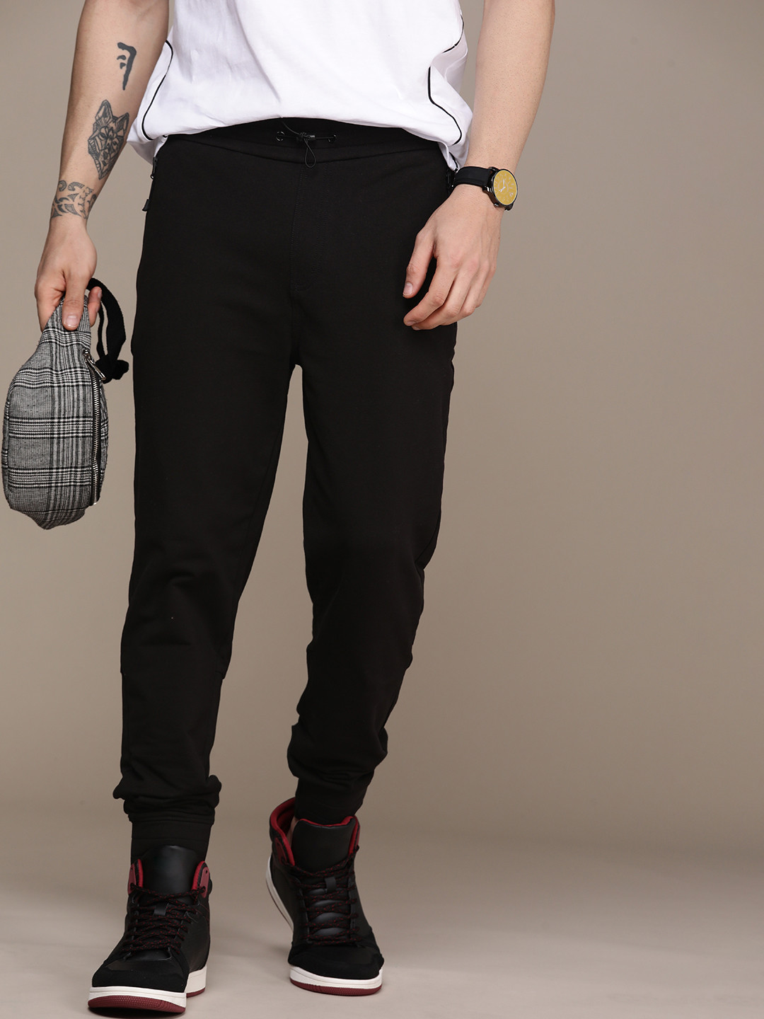 

Calvin Klein Jeans Men Black Solid Regular Fit Mid-Rise Joggers