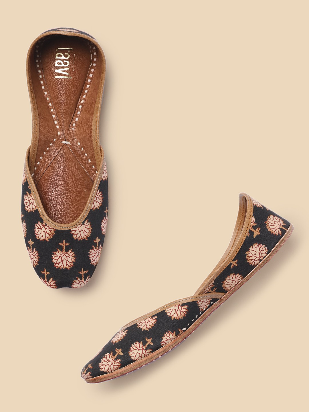 

Taavi Women Floral Printed Mojaris, Black