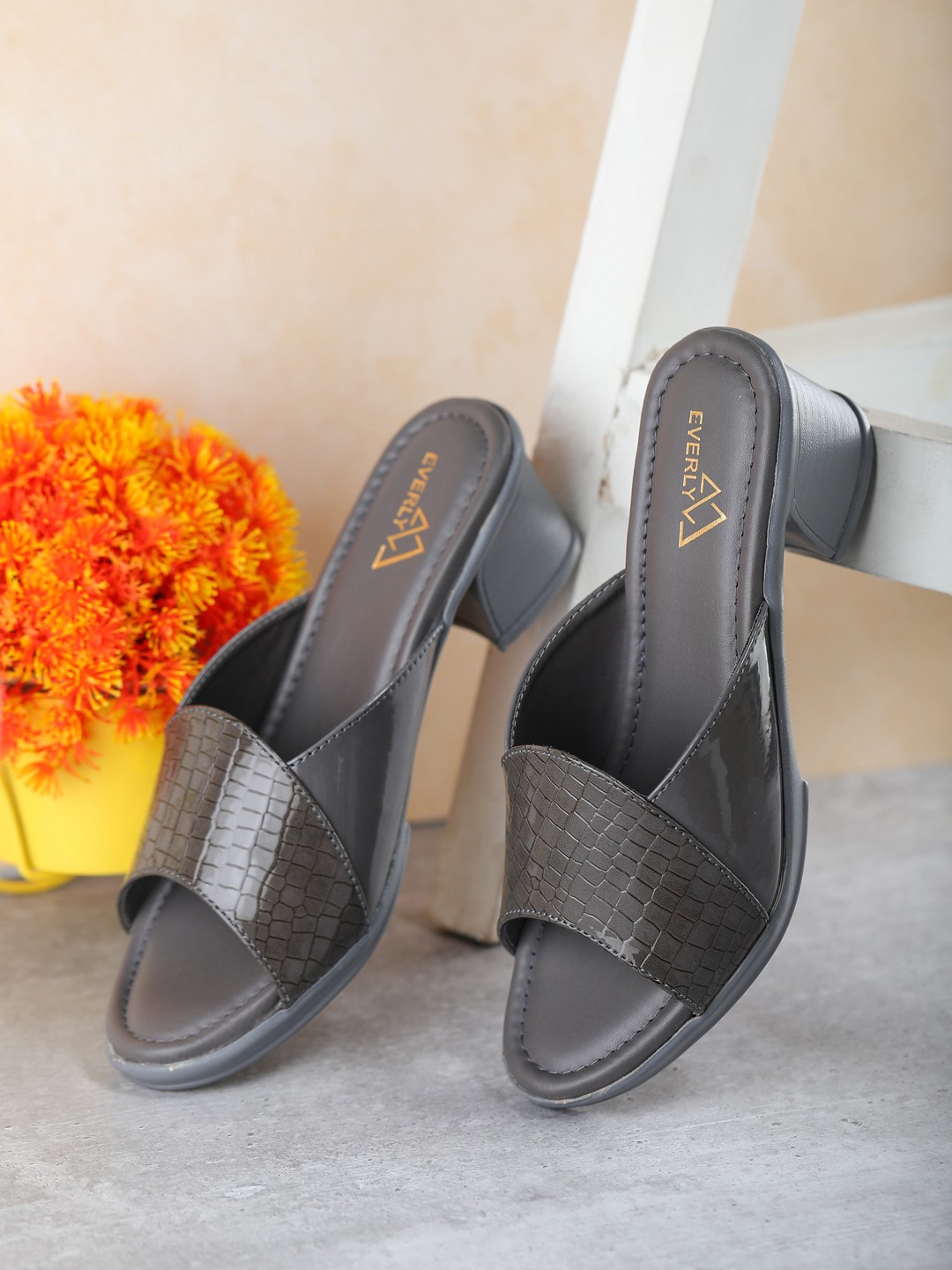 

EVERLY Grey Textured Block Sandals
