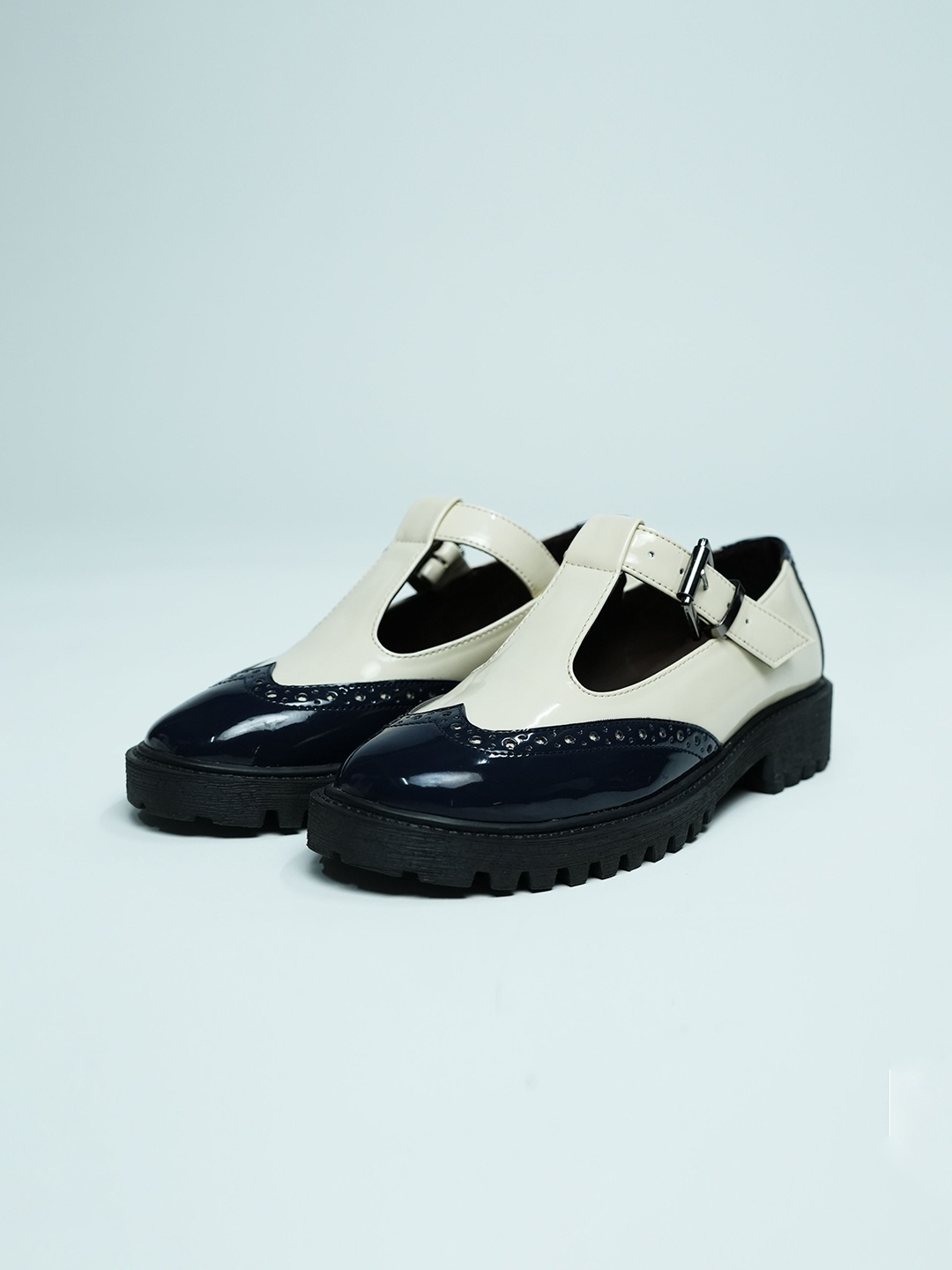 

Theater Women Cream-Coloured Colourblocked HAMILTON Brogues