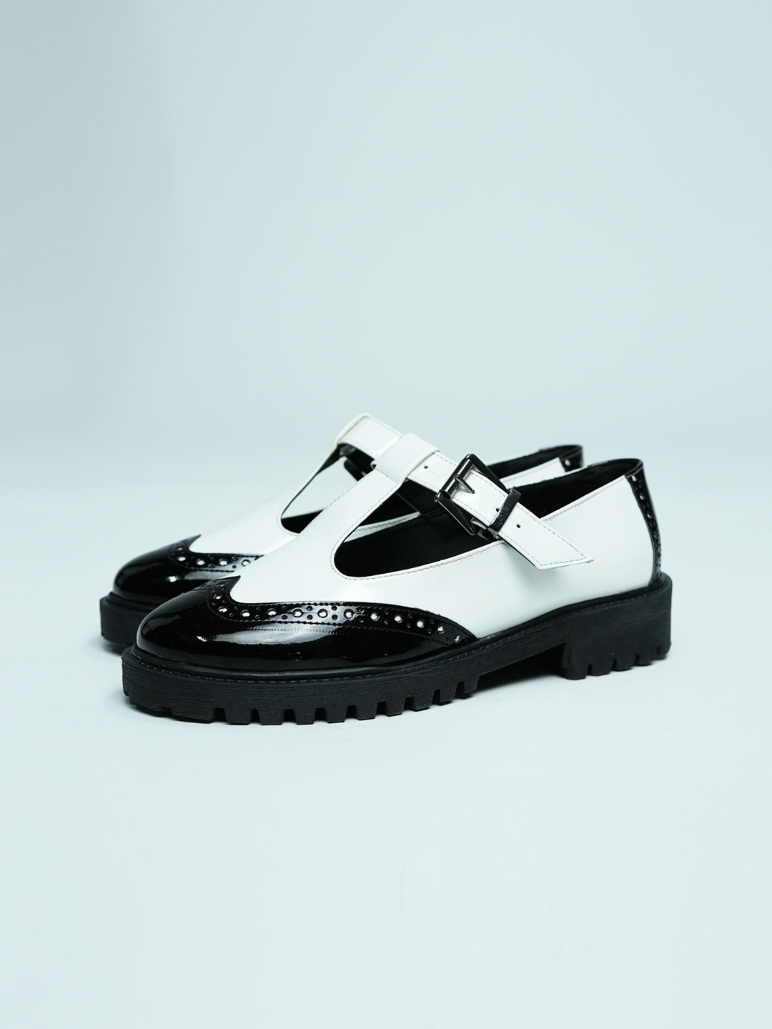 

Theater Women White Colourblocked Brogues