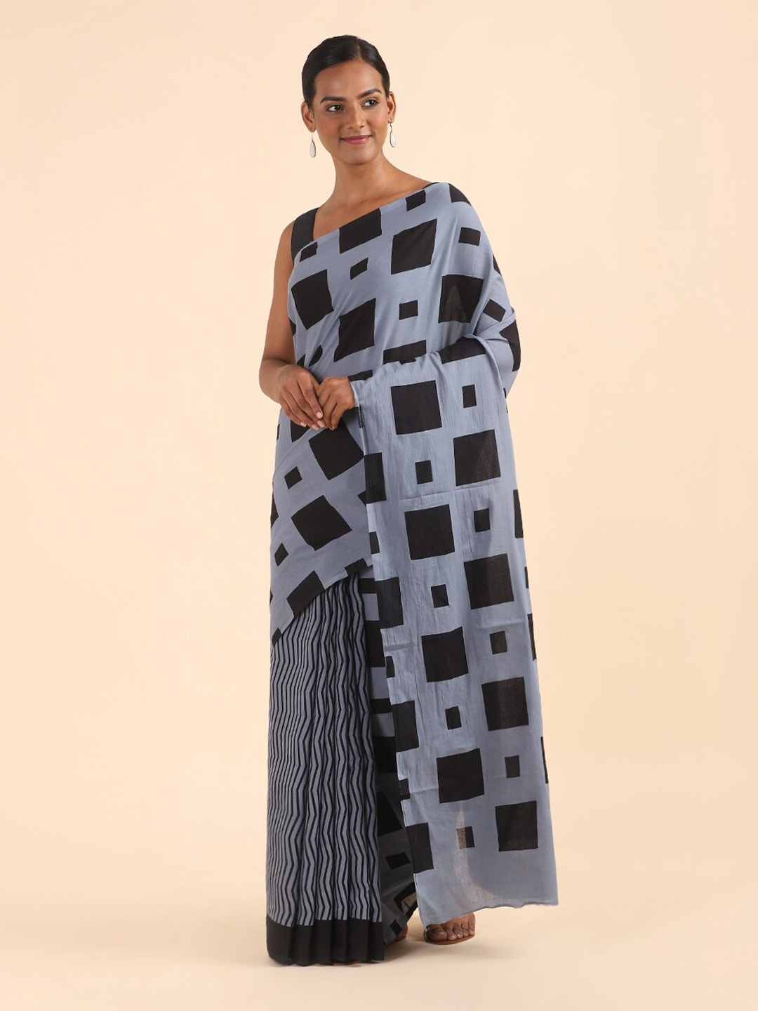 

Taneira Grey & Black Pure Cotton Saree