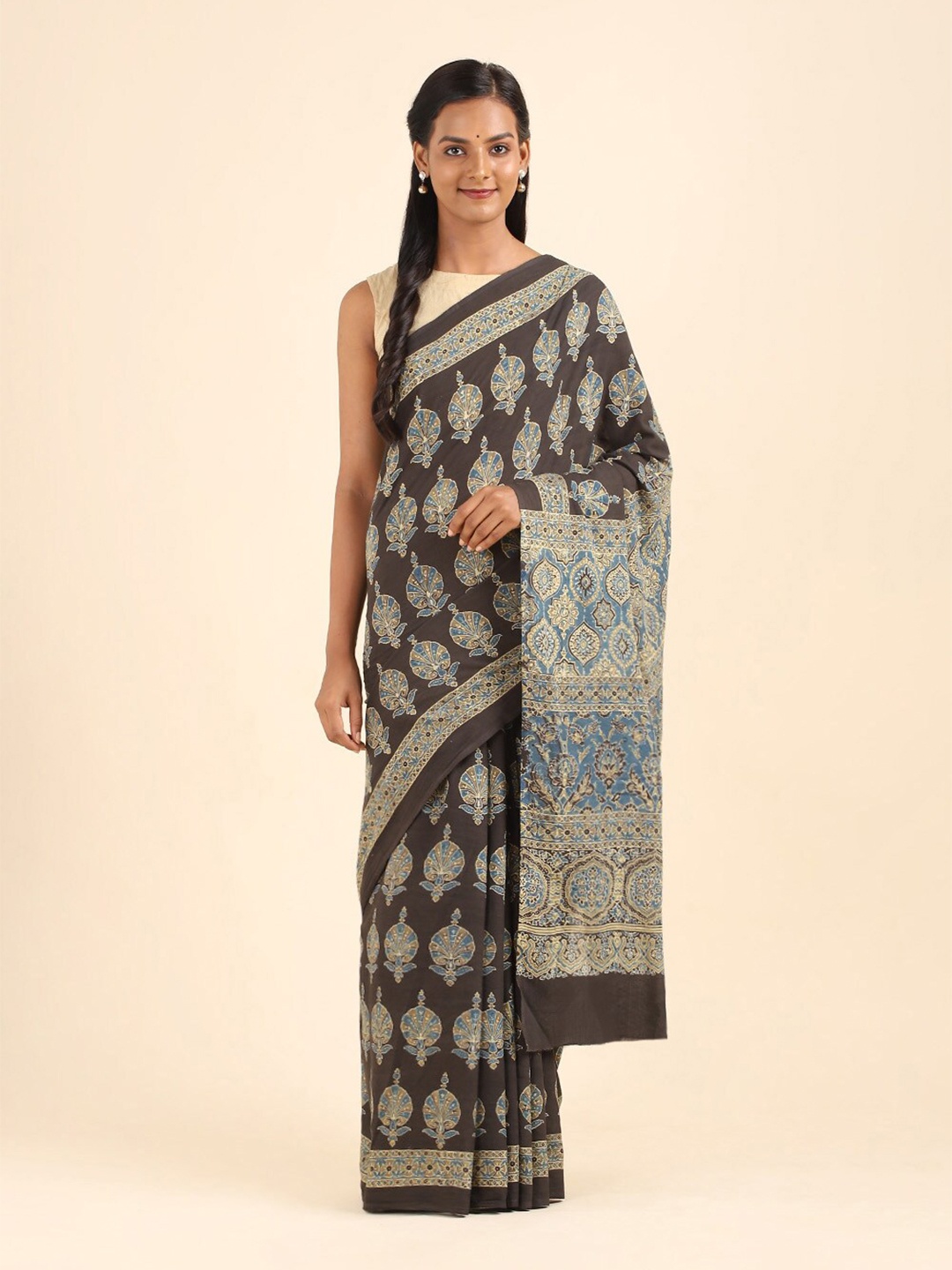 

Taneira Black & Grey Woven Design Pure Cotton Block Print Saree