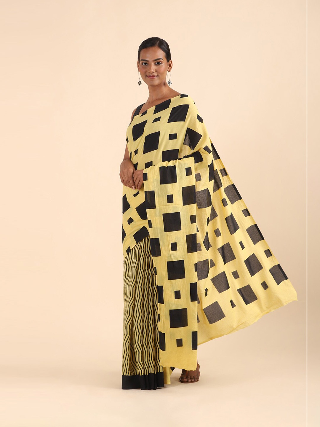 

Taneira Yellow & Black Pure Cotton Printed Saree