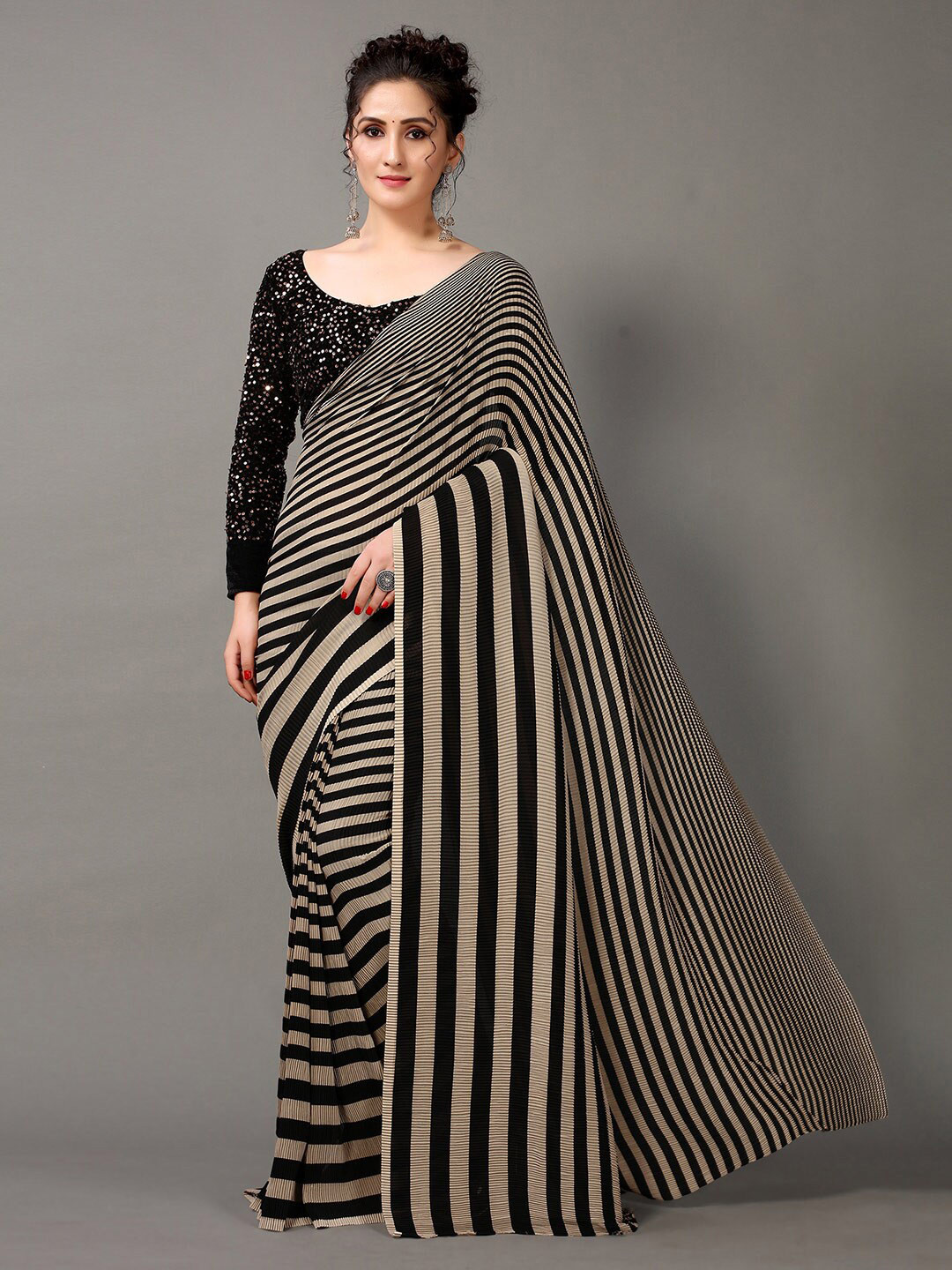 

HRITIKA Women Beige & Black Leheriya Print Printed Saree