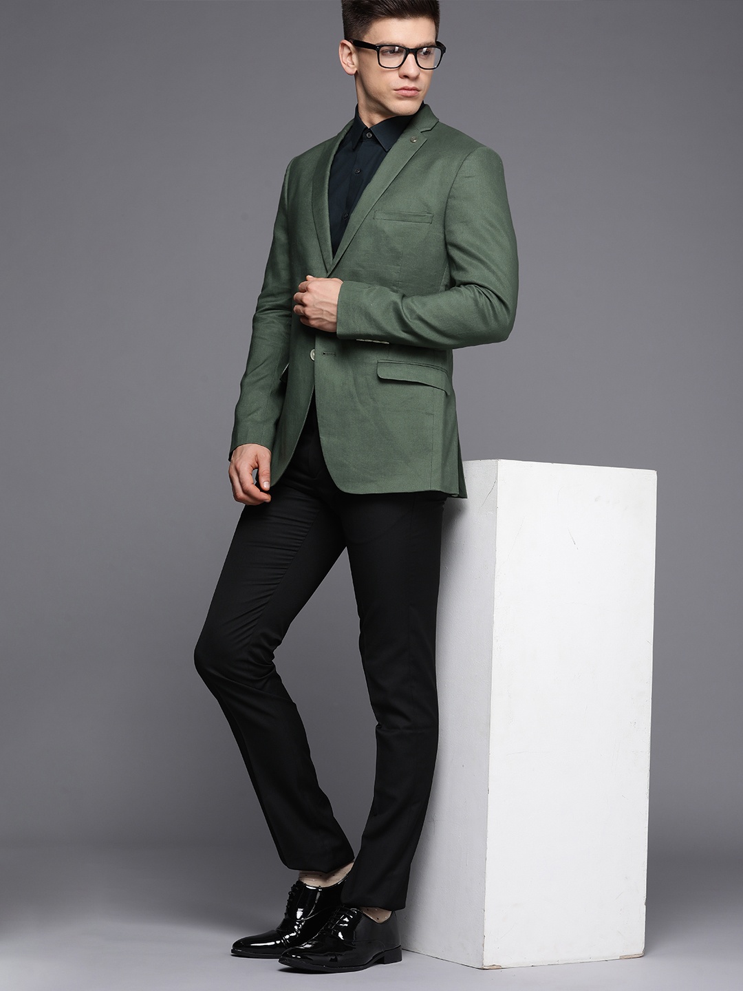 

Theme Men Olive Green Solid Slim Fit Formal Blazer