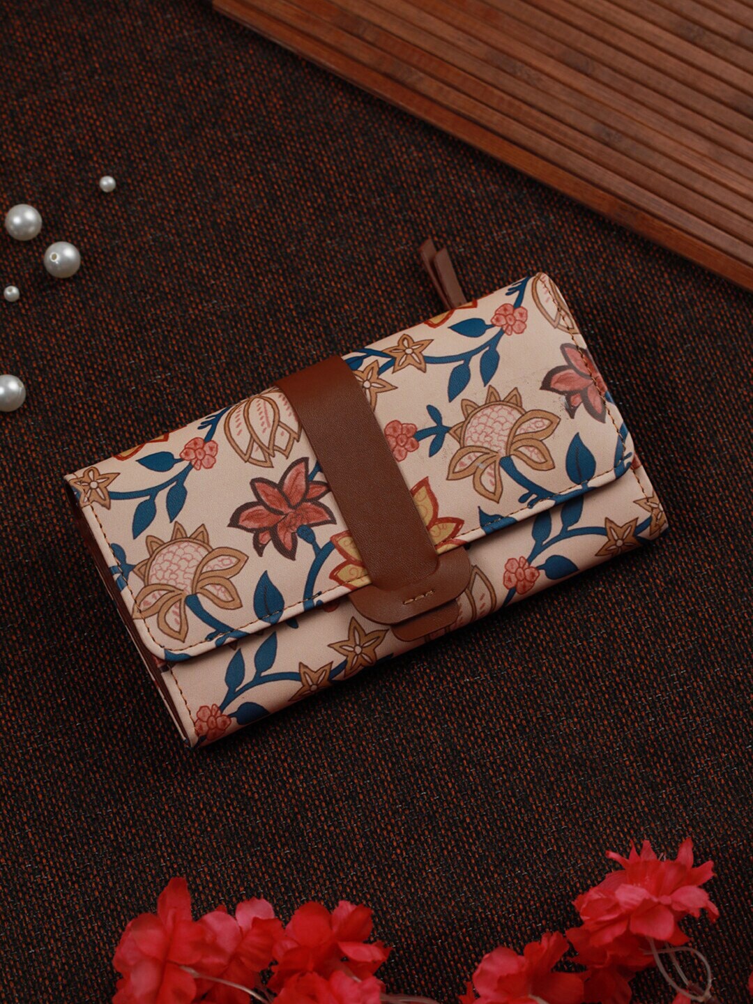 

Priyaasi Women Peach-Coloured Floral Printed PU Two Fold Wallet