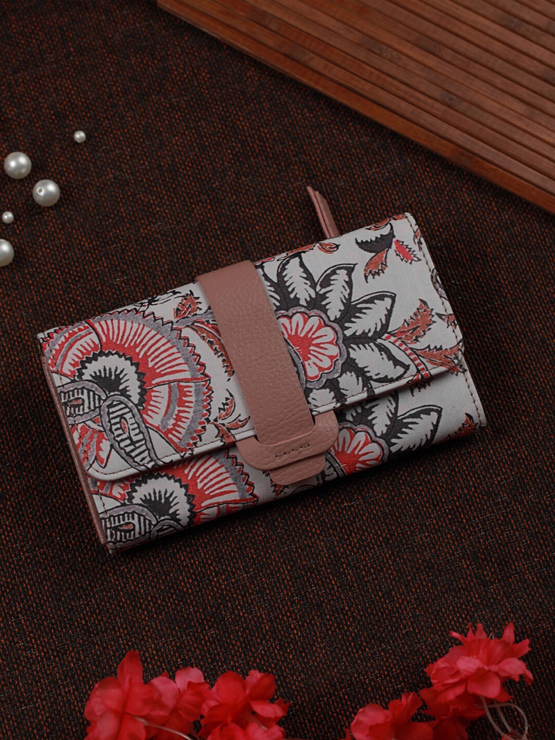 

Priyaasi Women Pink & White Floral Printed PU Two Fold Wallet