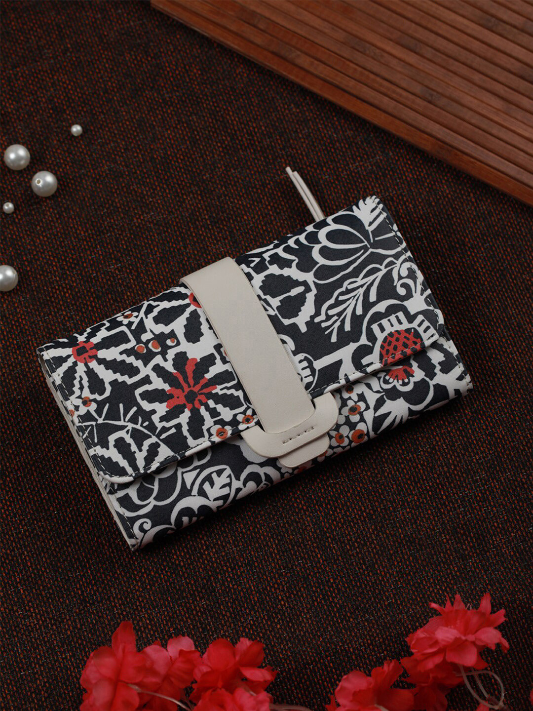 

Priyaasi Women Black & White Floral Printed PU Two Fold Wallet