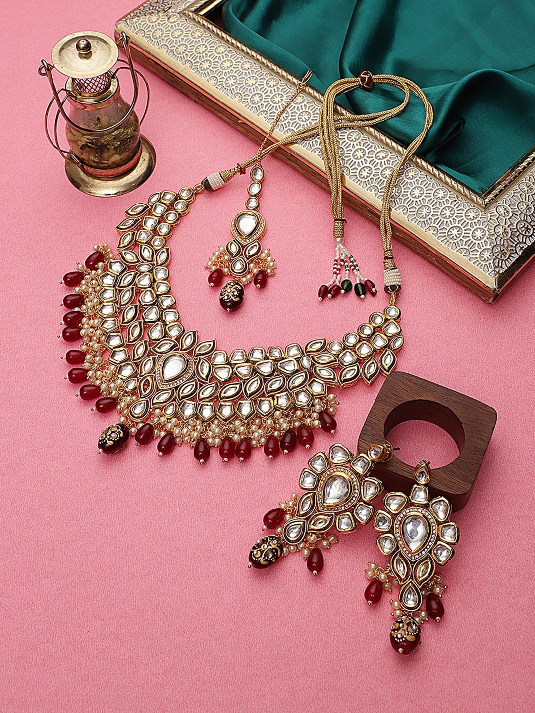 

STEORRA JEWELS Women Gold-Plated Red & White Kundan-Studded Jewellery Set
