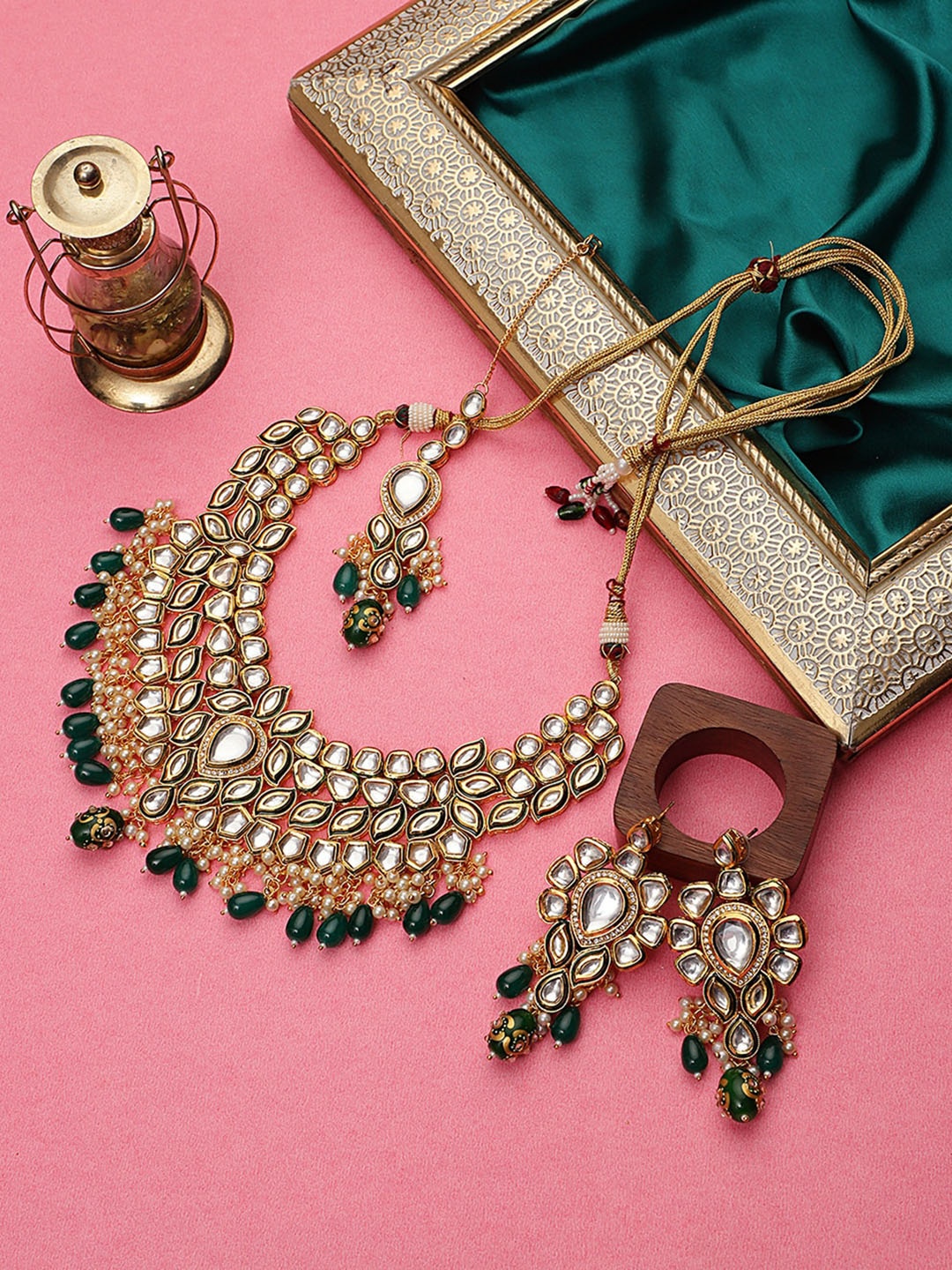 

STEORRA JEWELS Gold-Plated White & Green Kundan-Studded & Beaded Jewellery Set