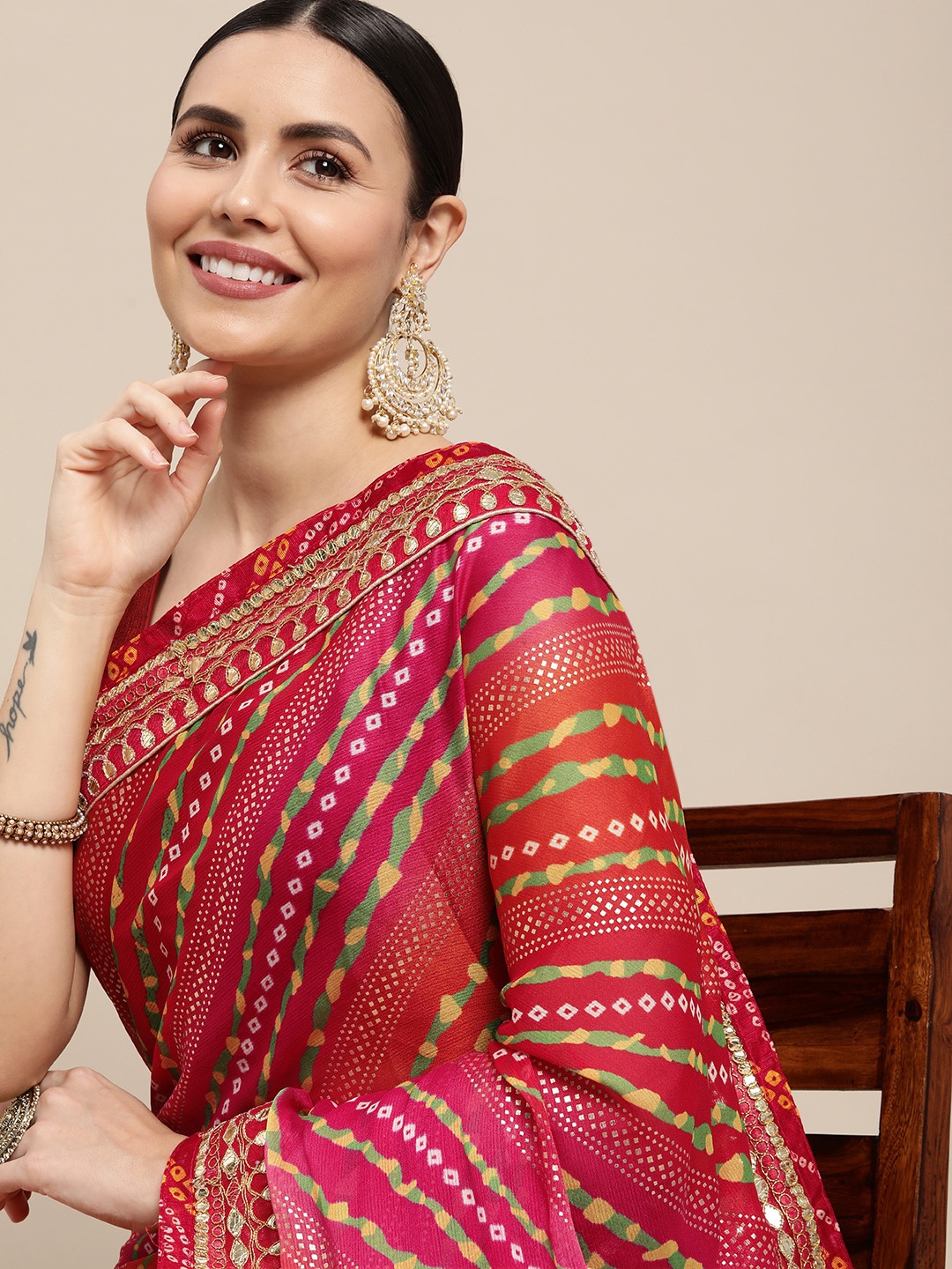 

VASTRANAND Red & White Embroidered Bandhani Saree