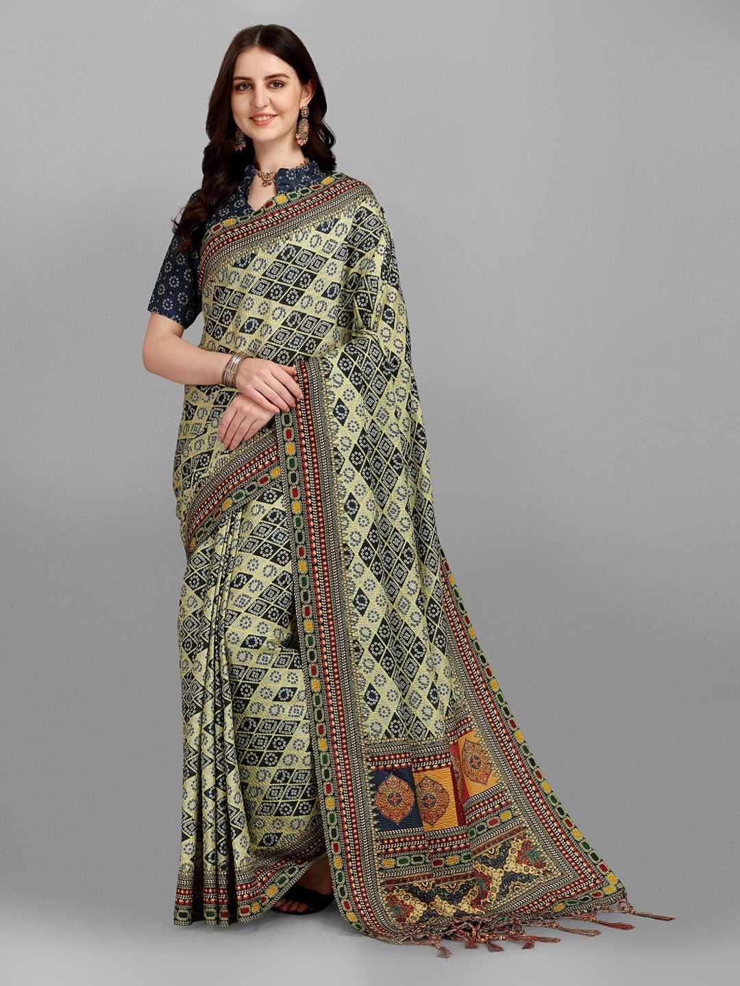

YOYO Fashion Beige & Black Bandhani Art Silk Saree