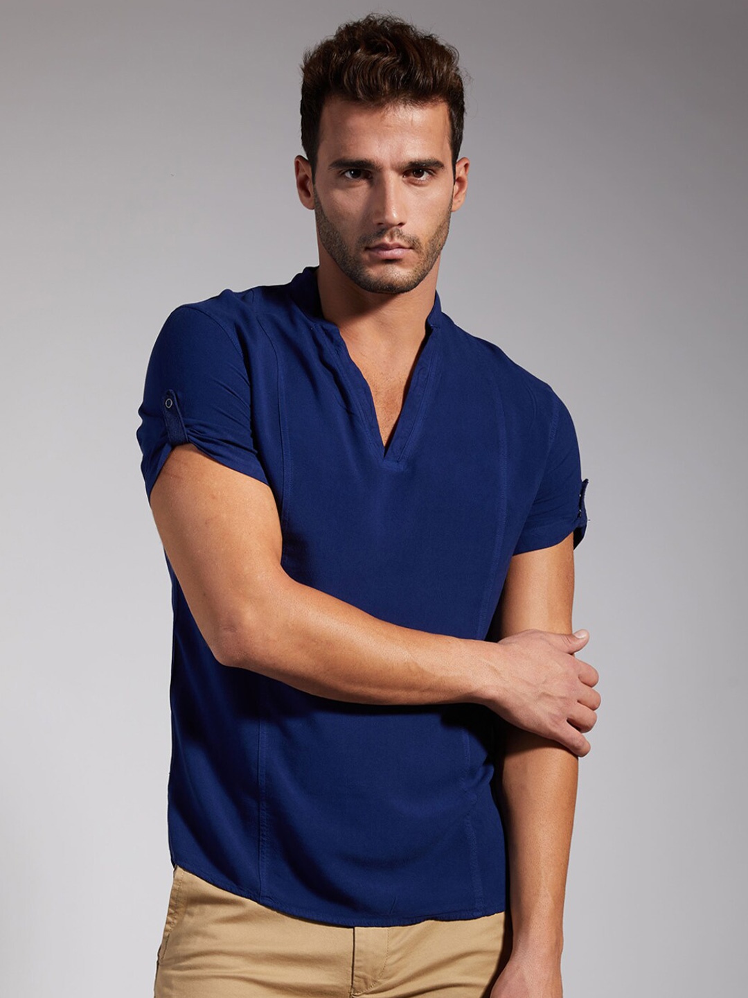 

IDENTITI Men Navy Blue Mandarin Collar Roll-Up Sleeves Slim Fit T-shirt