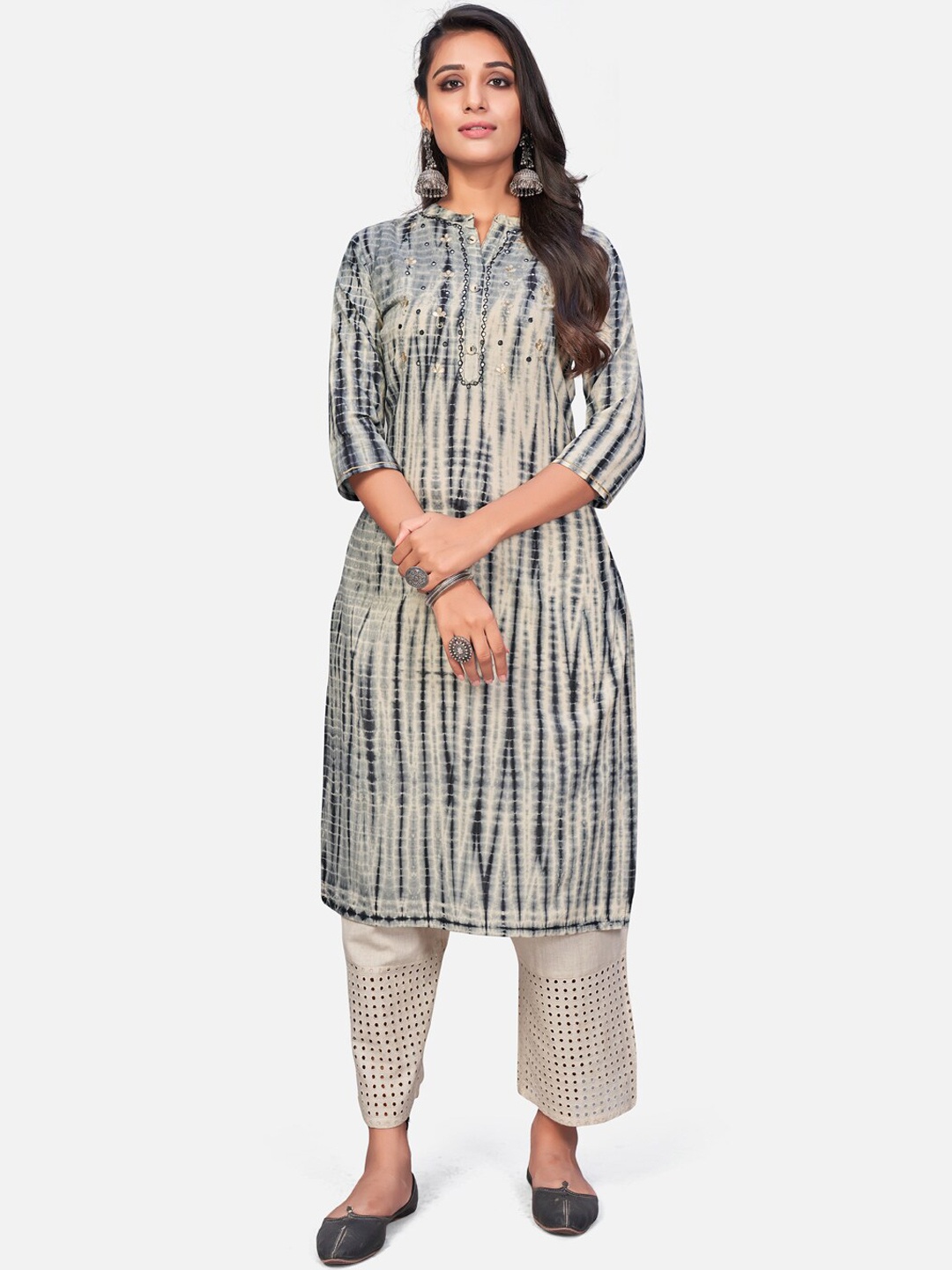 

Vbuyz Women Grey Striped Thread Work Kurta