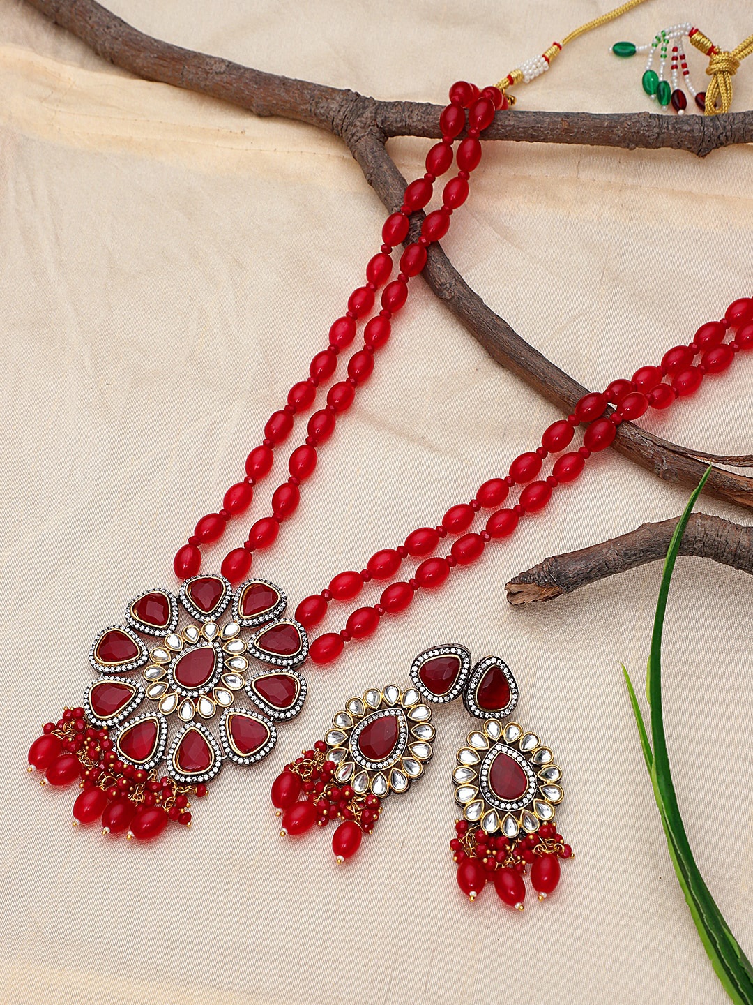 

STEORRA JEWELS Women Gold Plated Red & White Kundan Studded & Beaded Jewellery Set