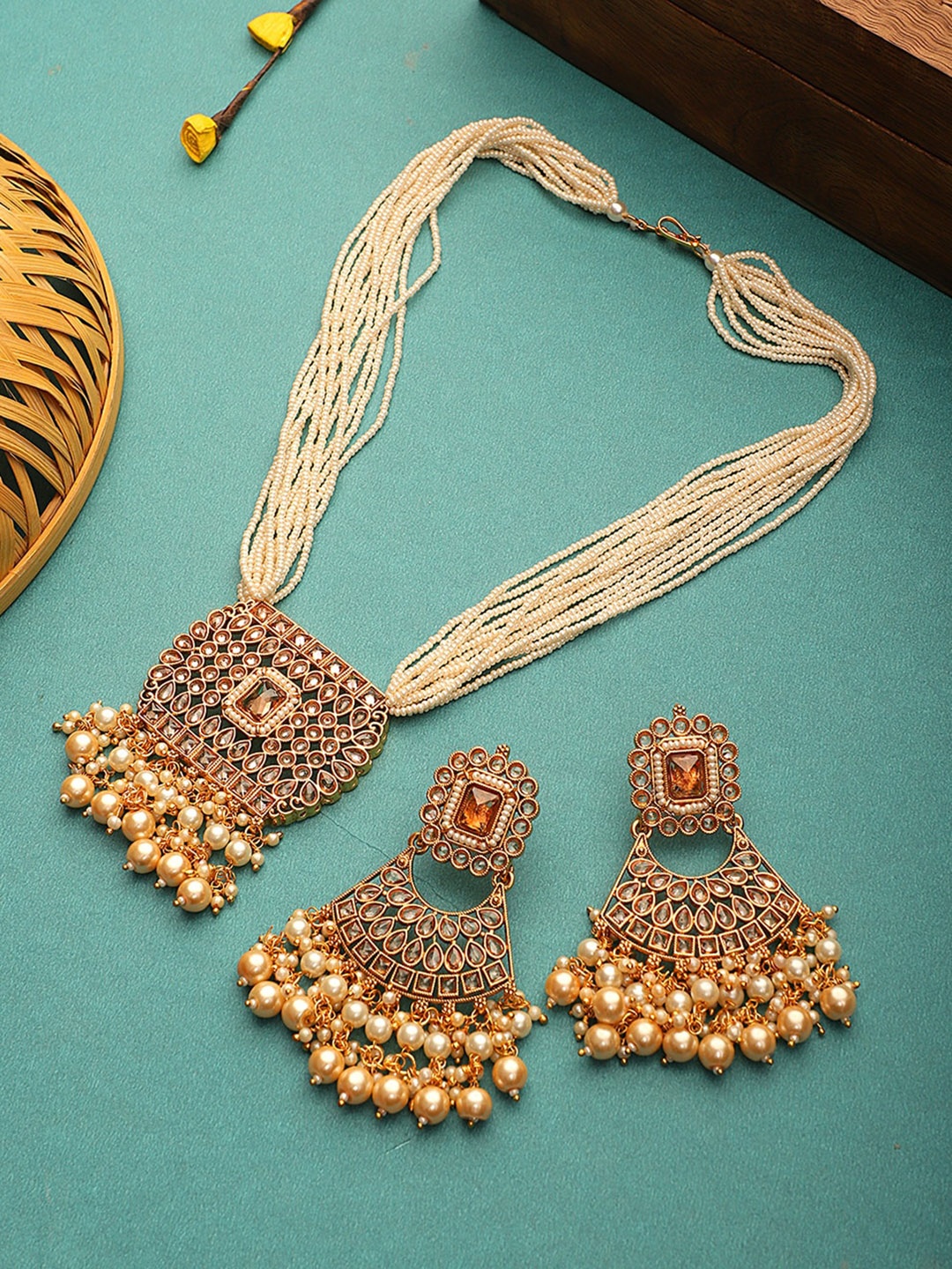 

STEORRA JEWELS Women Gold-Plated White Kundan-Studded & Beaded Jewellery Set