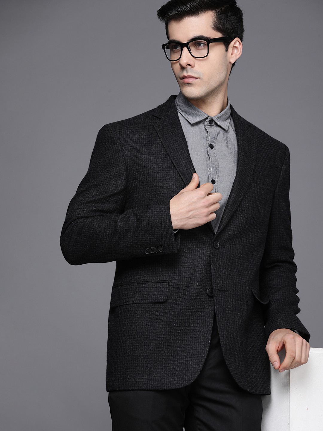 

Theme Men Black Solid Blazer