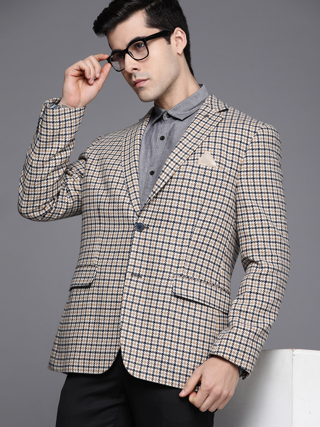

Theme Men Beige Checked Blazer