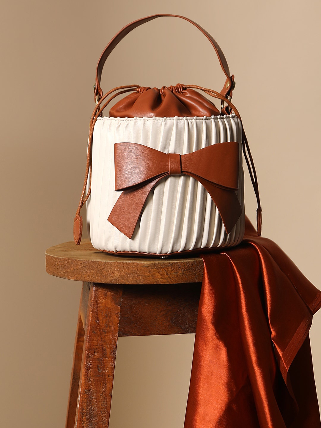 

HAUTE SAUCE by Campus Sutra White Colourblocked PU Structured Handheld Bag with Tasselled