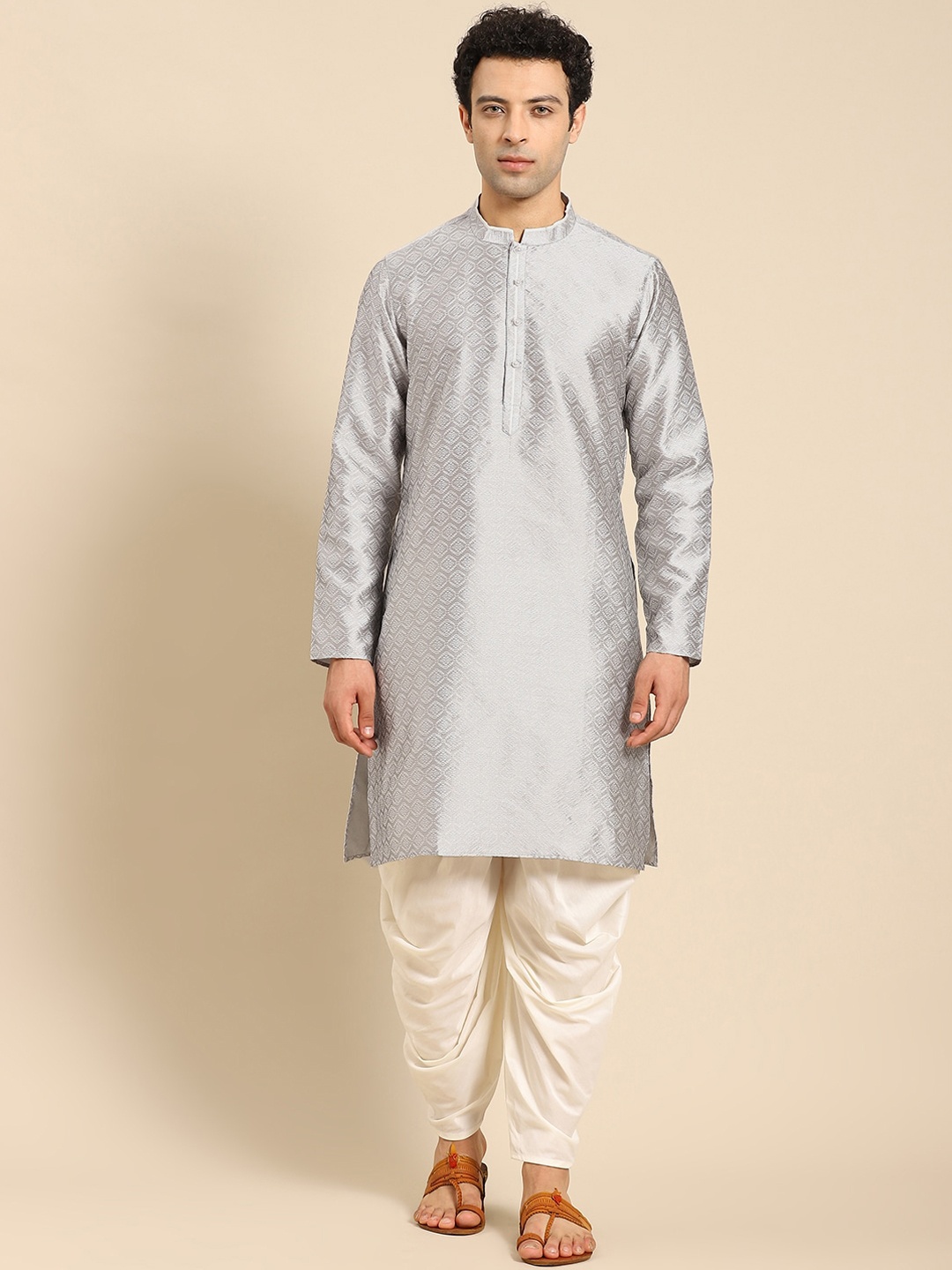 

Amodh by Kisah Men Grey Geometric Thread Work Jacquard Kurta