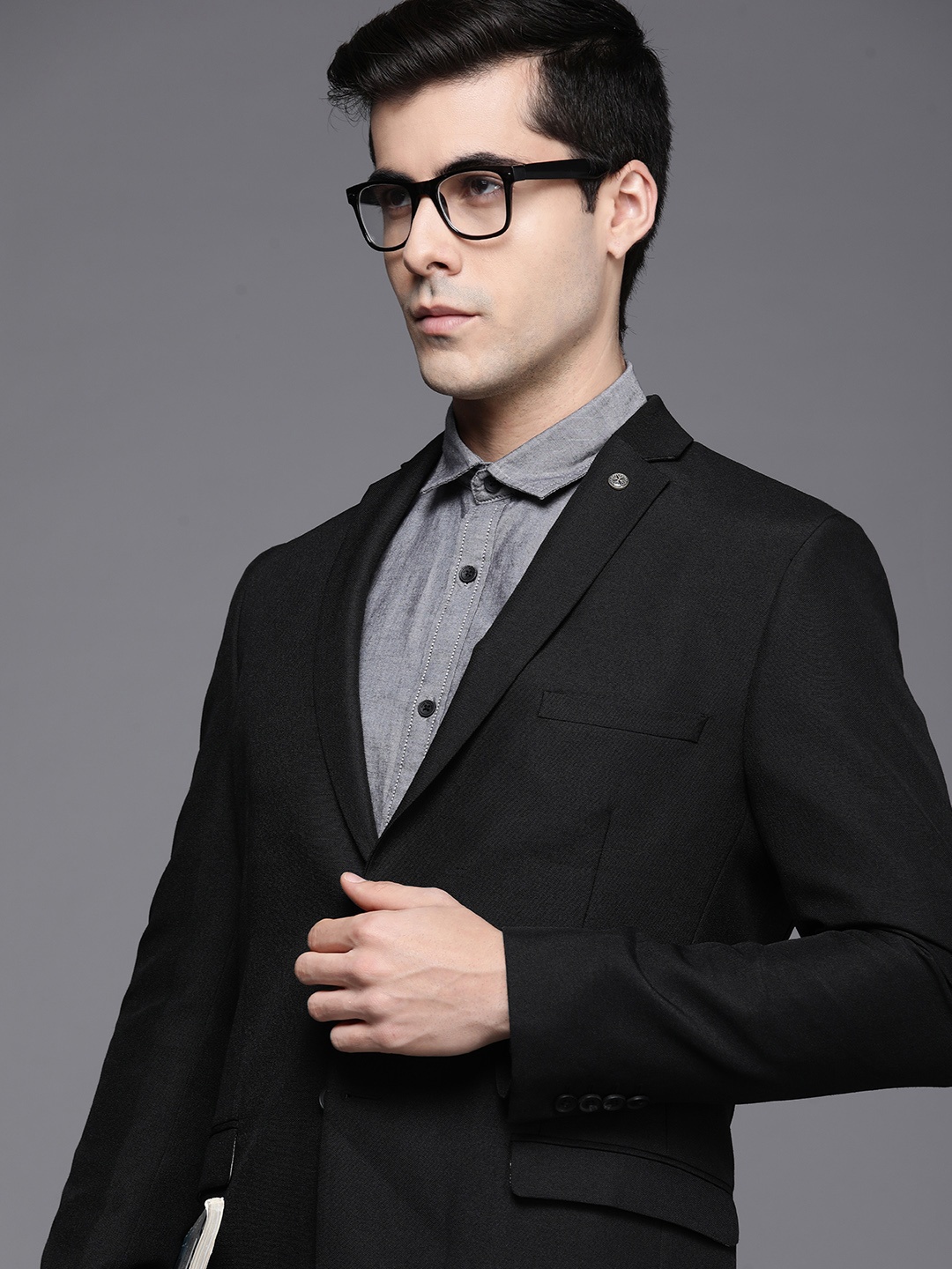 

Theme Men Black Solid Slim Fit Formal Blazer