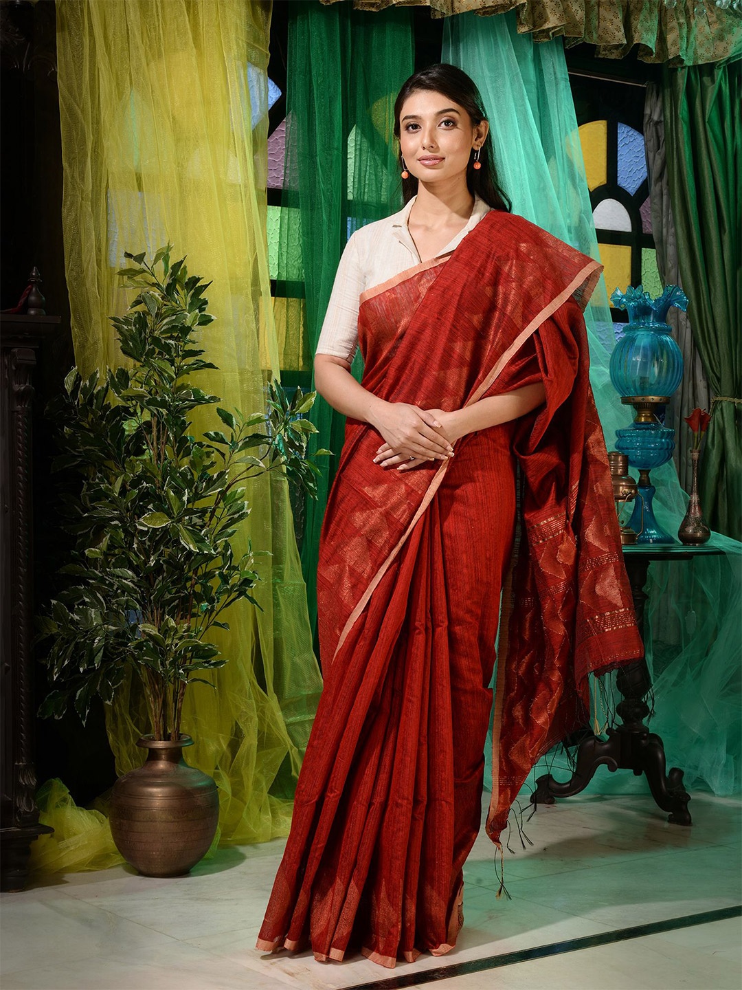 

Charukriti Red & Gold-Toned Woven Design Pure Silk Saree