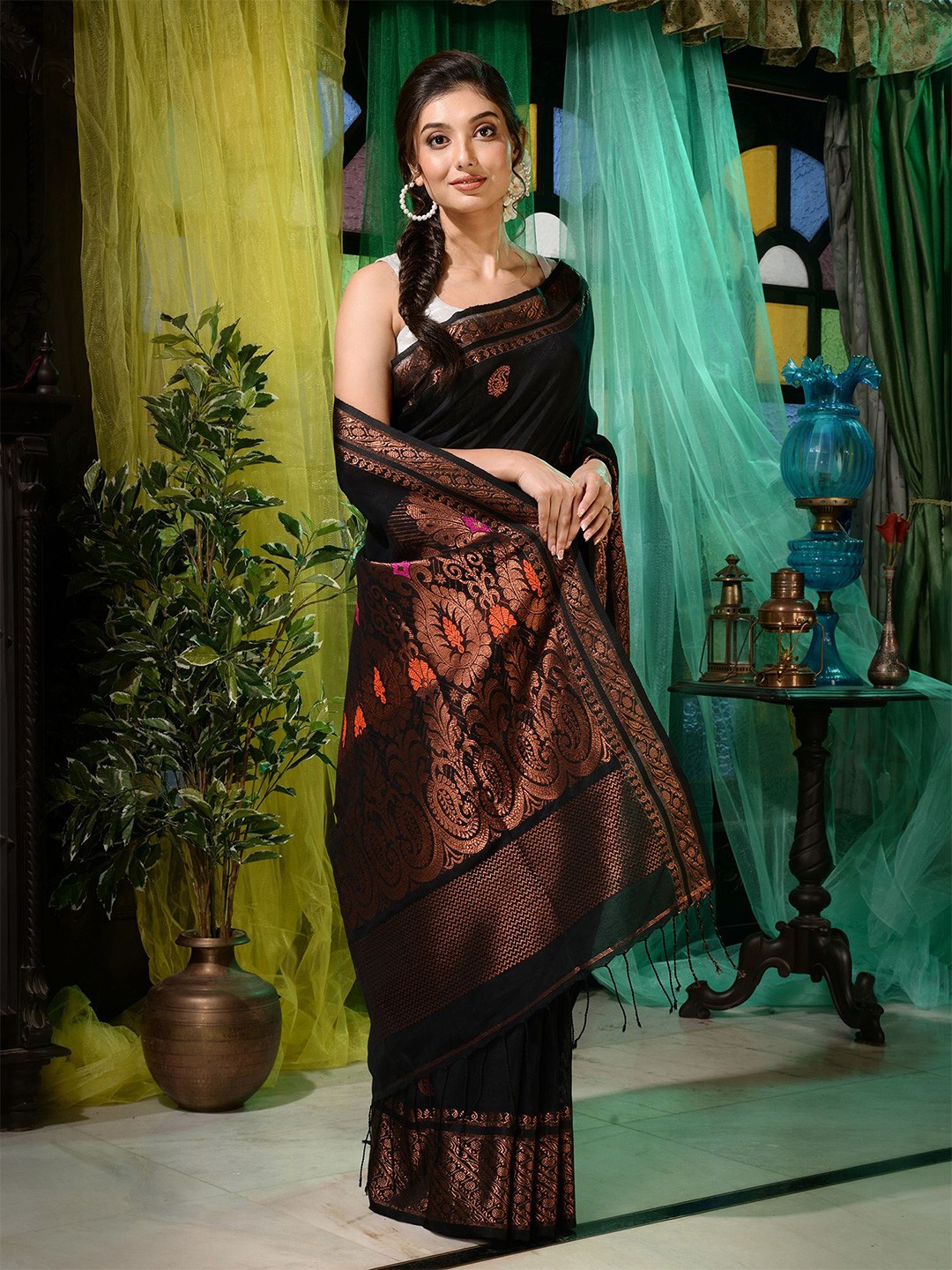 

Charukriti Black & Gold-Toned Woven Design Pure Linen Saree