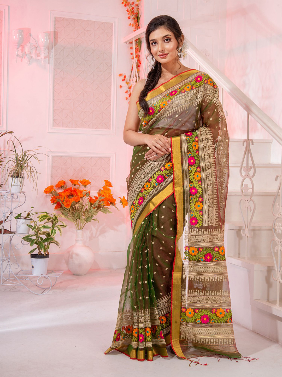 

Charukriti Green & Gold-Toned Woven Design Pure Silk Saree