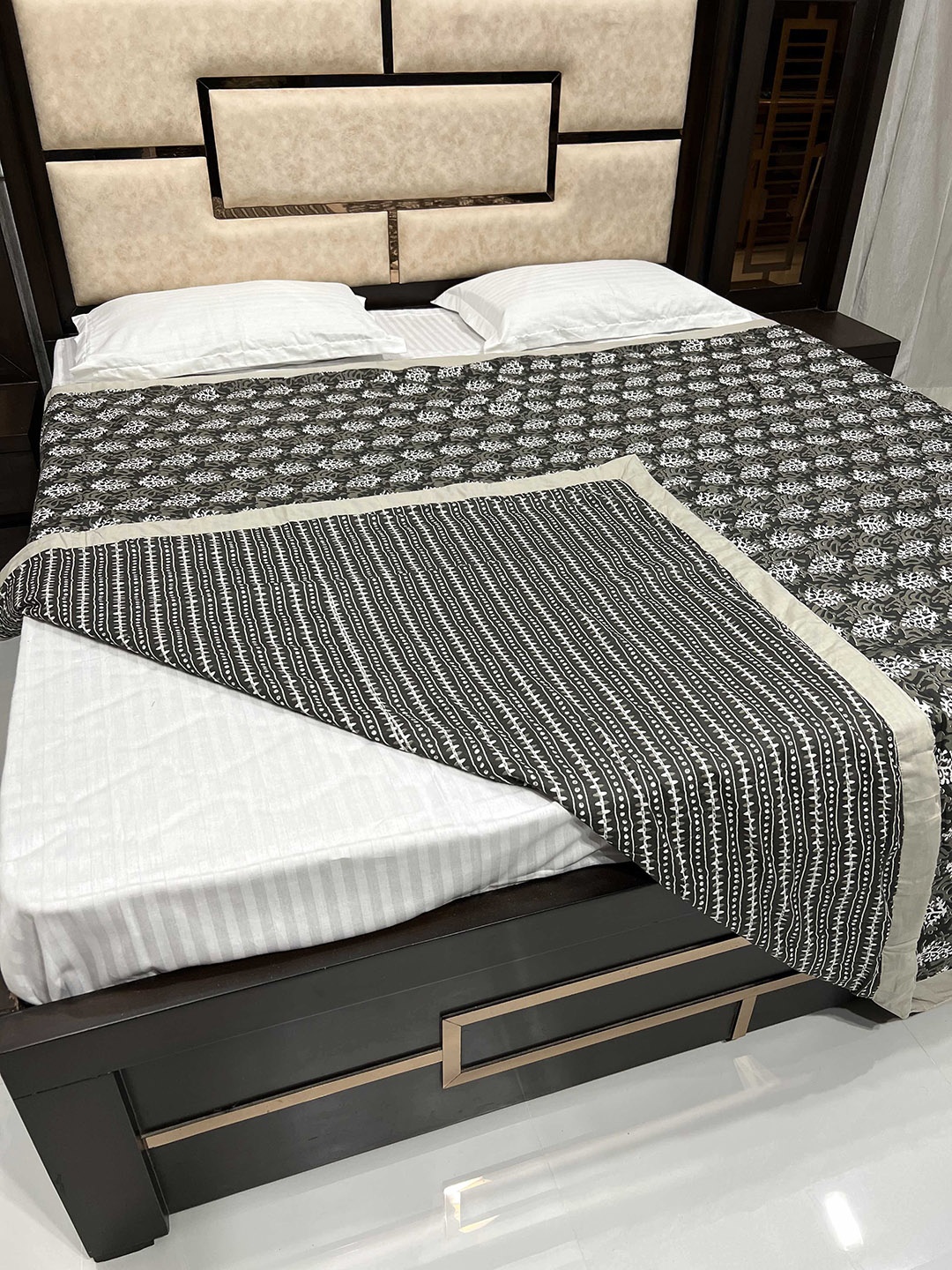 

Pure Decor Unisex Black Blankets Quilts and Dohars