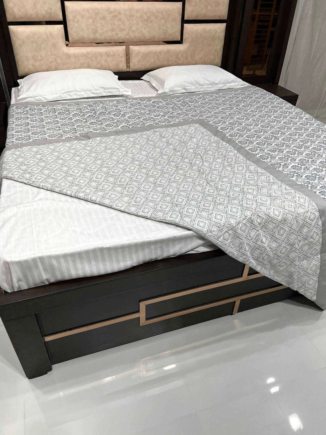 

Pure Decor King Size 300 GSM Pure Cotton Double Bed Reversible Dohar Silken 2401, Silver