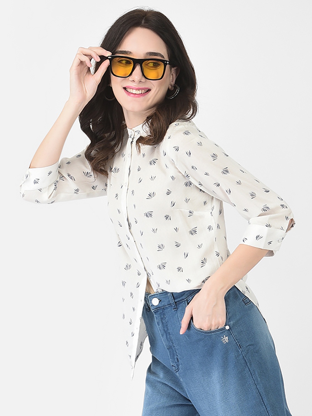 

Crimsoune Club Women White Slim Fit Floral Printed Casual Shirt