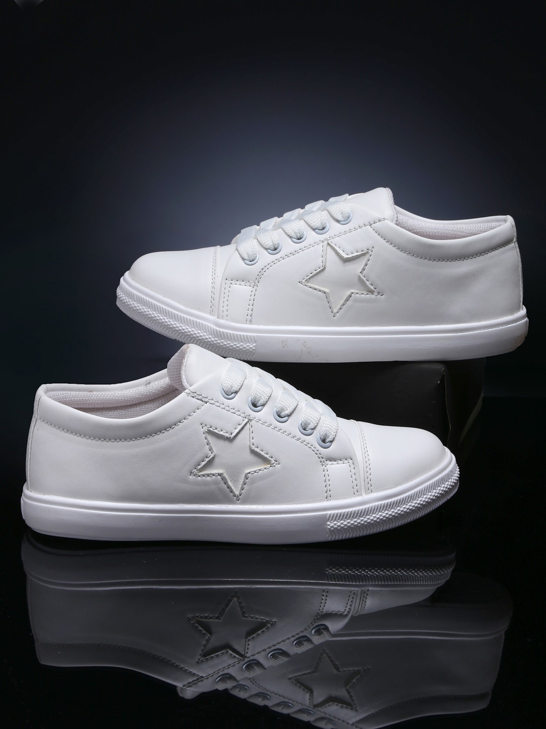 

sneakers villa Women White Solid Casual Canvas Sneakers