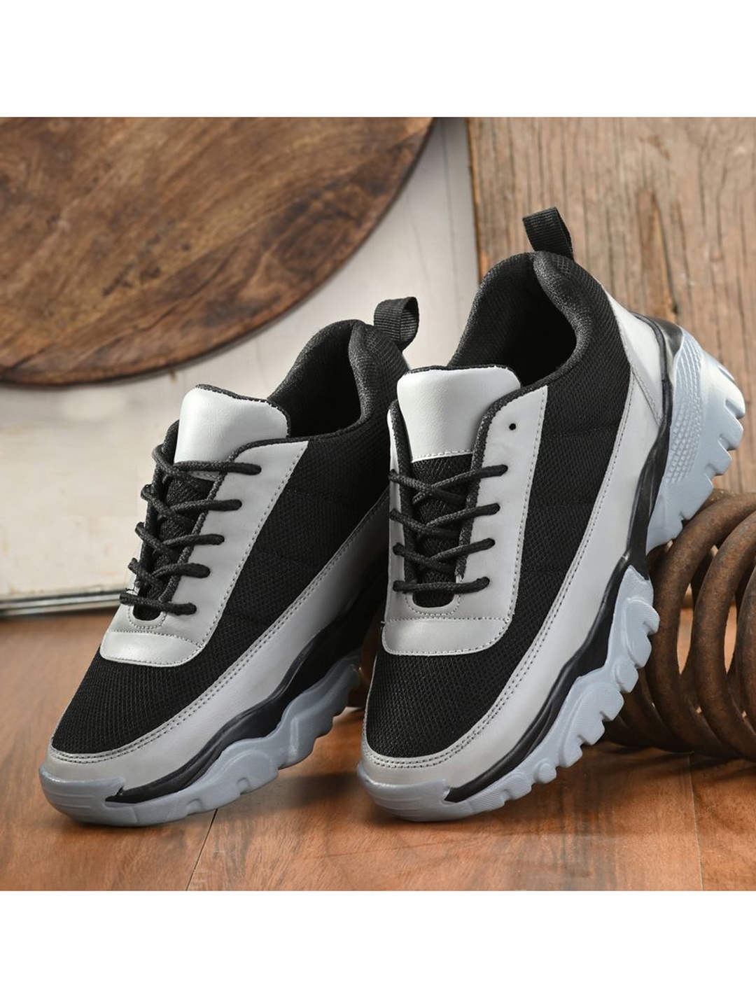 

sneakers villa Women Black Colourblocked Sneakers