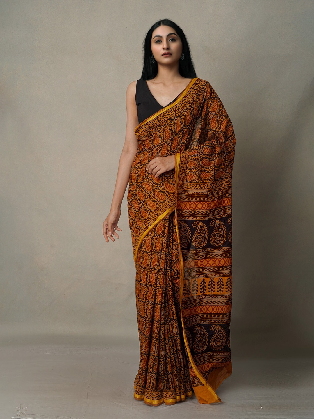 

Unnati Silks Black & Gold-Toned Bagh Zari Chanderi Saree