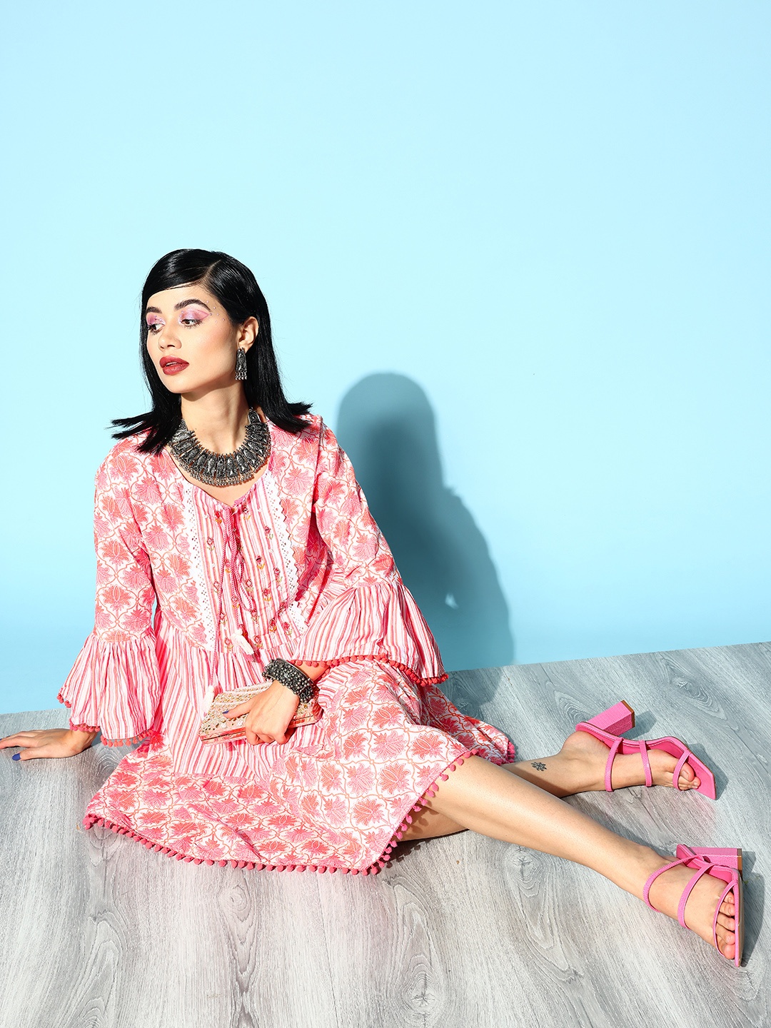 

Ishin Pink & White Floral Tie-Up Neck A-Line Dress