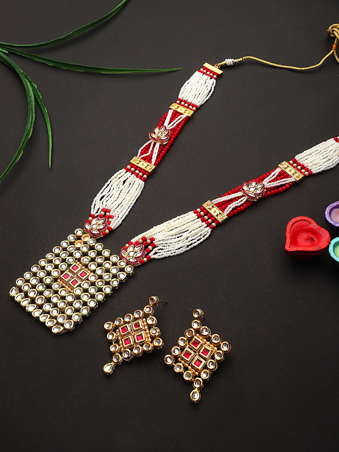 

STEORRA JEWELS Gold-Plated White Kundan Studded & Red Beaded Jewellery Set